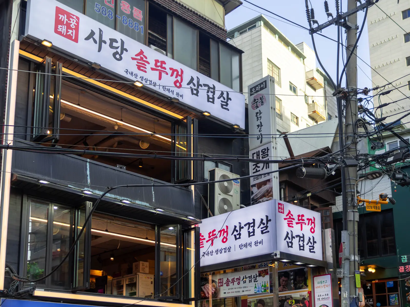 까꿍돼지 사당솥뚜껑삼겹살 본점의 공간